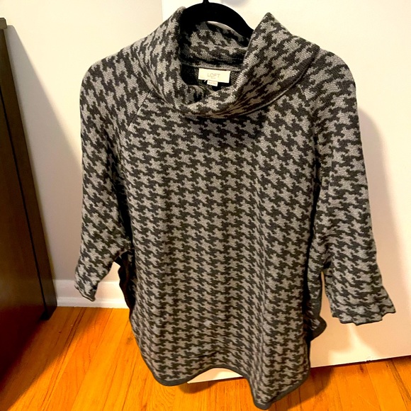 LOFT Sweaters - EUC Loft Houndstooth Poncho -SIZE XS/S
